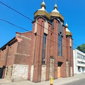 276 Bathurst building exterior showing front entrance