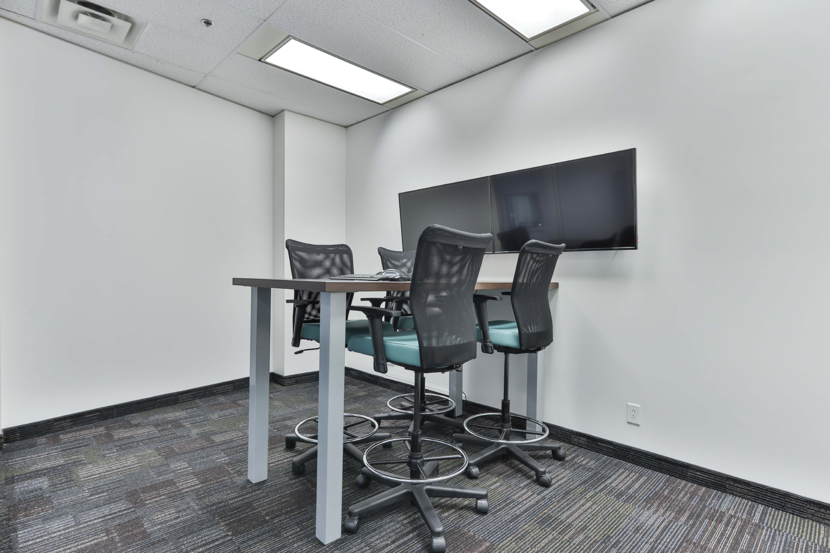 2 Bloor Street E small desk boardroom