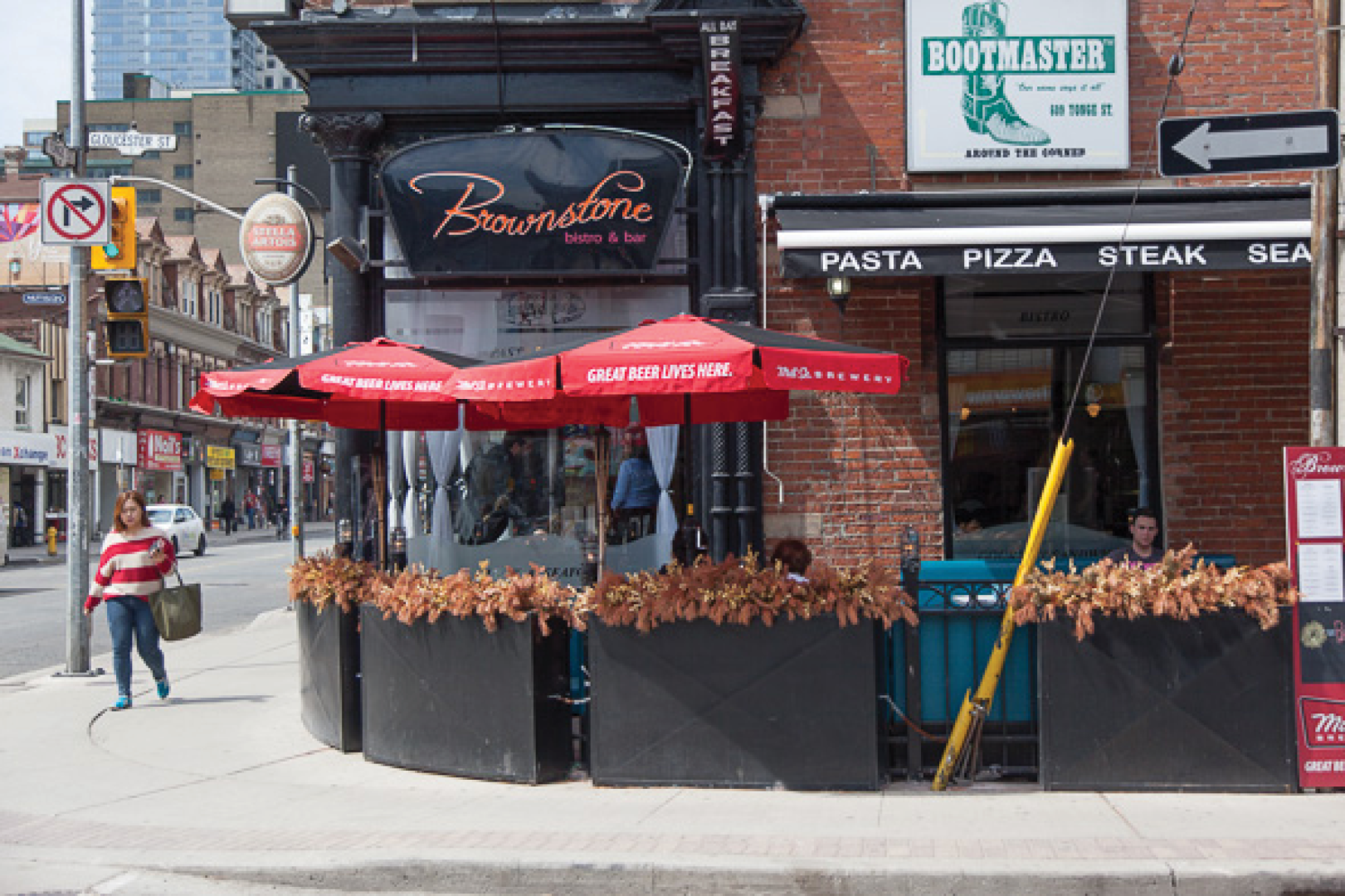 601 Yonge Street exterior