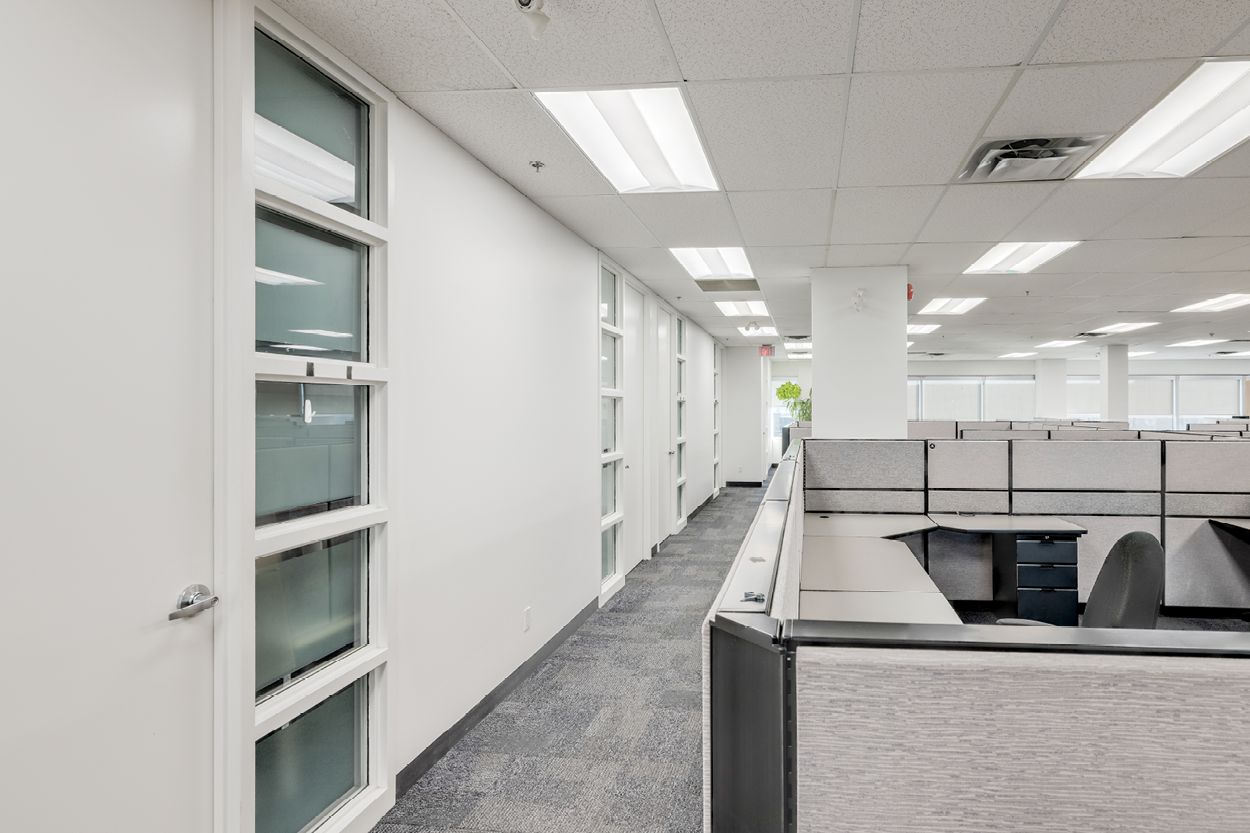41 Valleybrook office desks with pathway