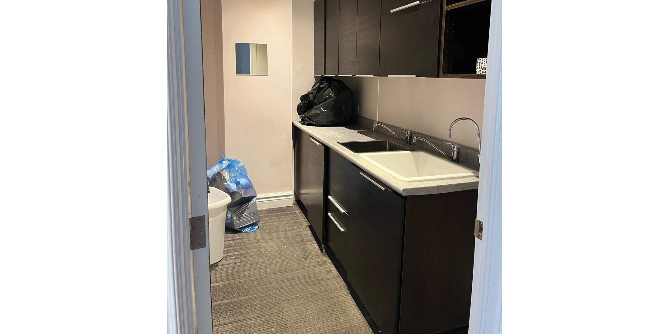 Kitchenette with two sinks 