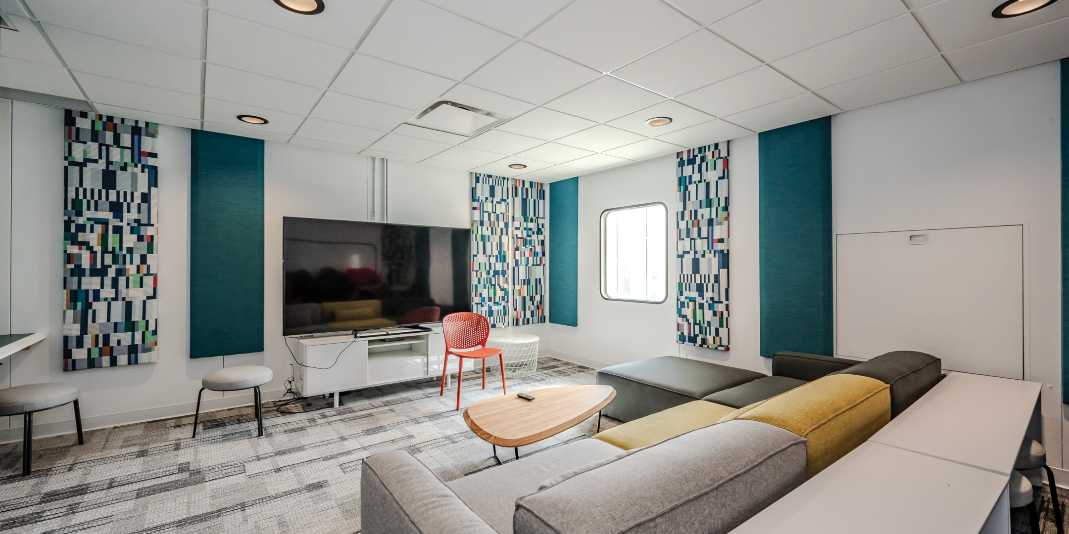 305 King Street W Lounge with TV