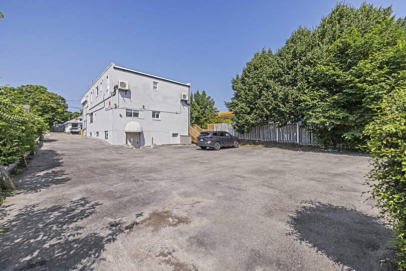 409 Brock St S exterior view of whole building and parking area