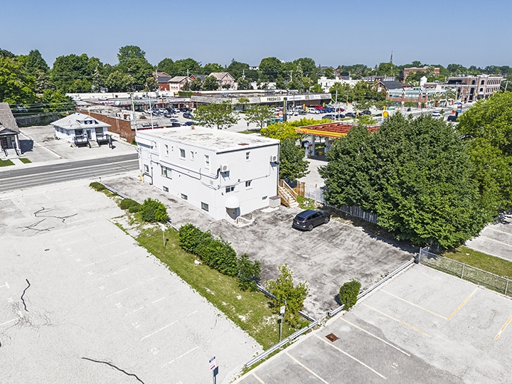 409 Brock St S aerial view of the building and area nearby