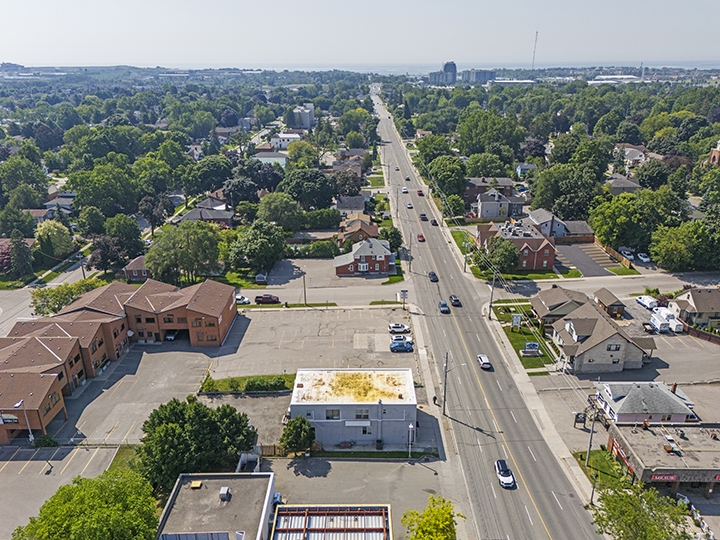 409 Brock St S aerial view of building and main roads