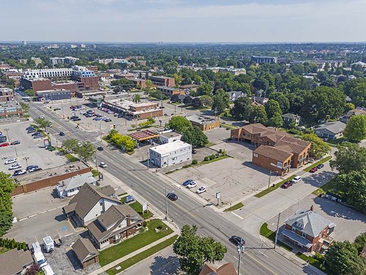 409 Brock St S aerial view of building, main roads and neighborhood