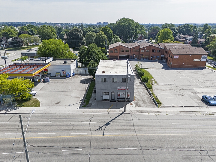 409 Brock St S aerial view of building and main road