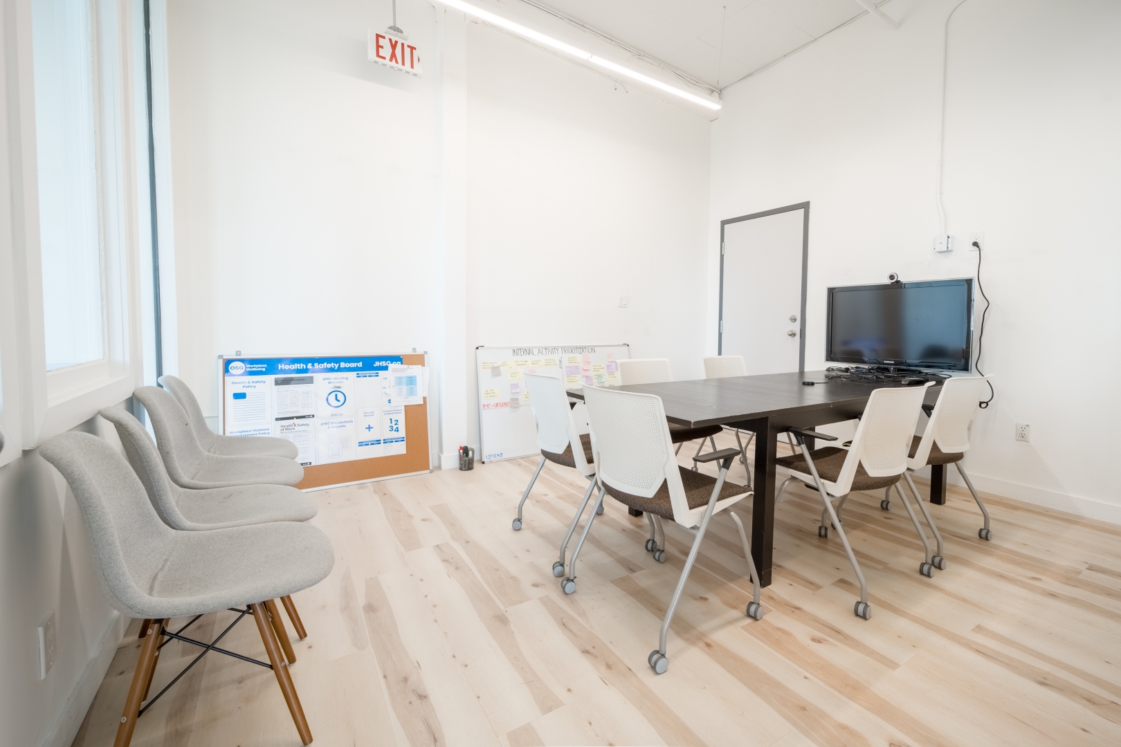 720 Bathhurst St boardroom with chairs and desk