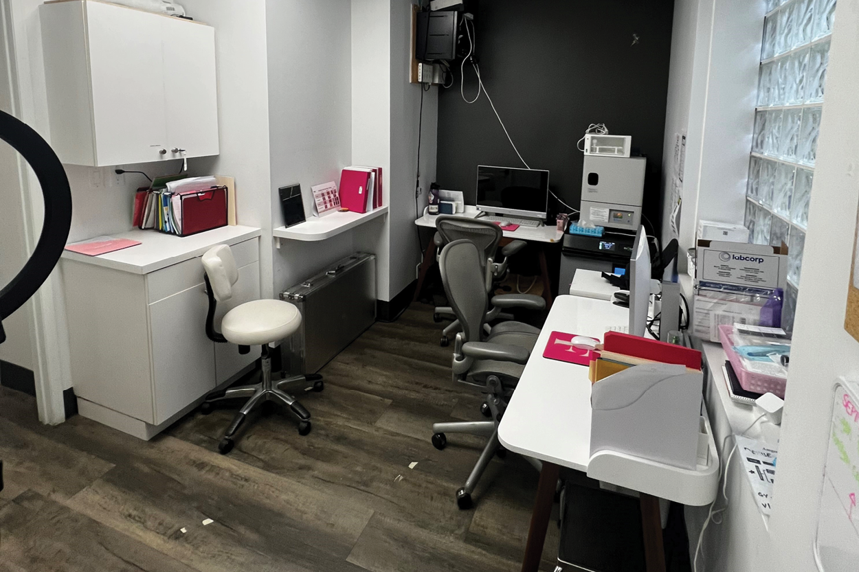 2533 Danforth office with desk
