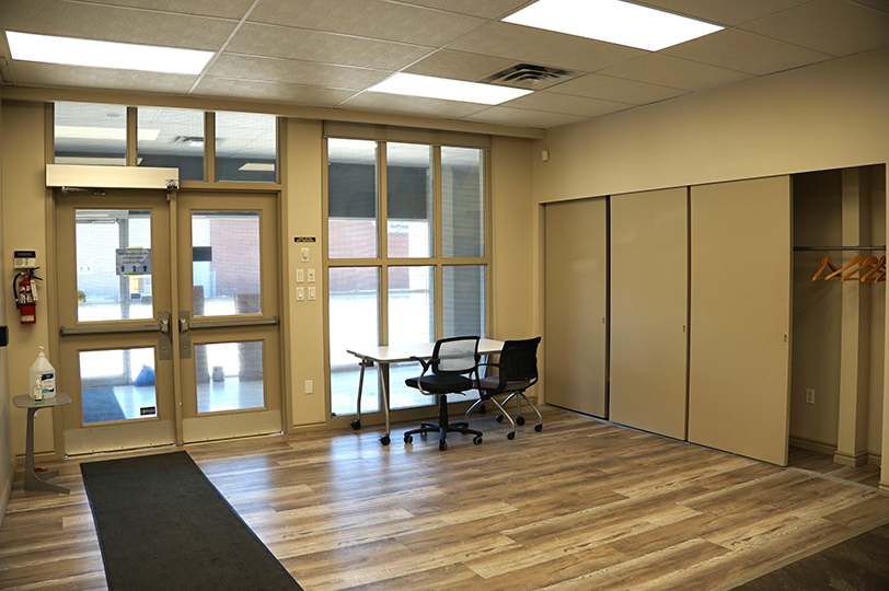 500 Parkdale Avenue N secondary entrance