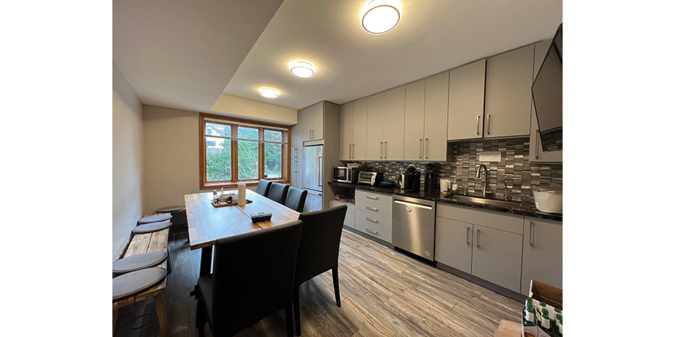 89 High Street kitchen with dishwasher and microwave