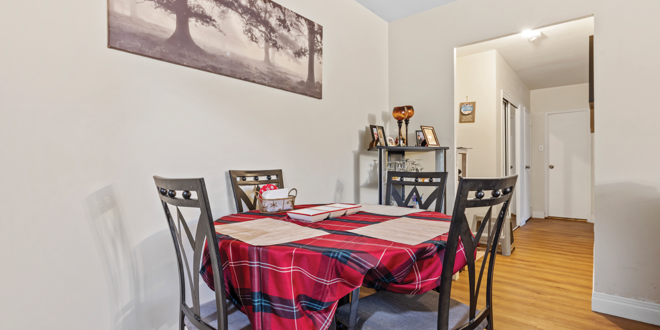 14 Torbolton dining room with picture on the wall