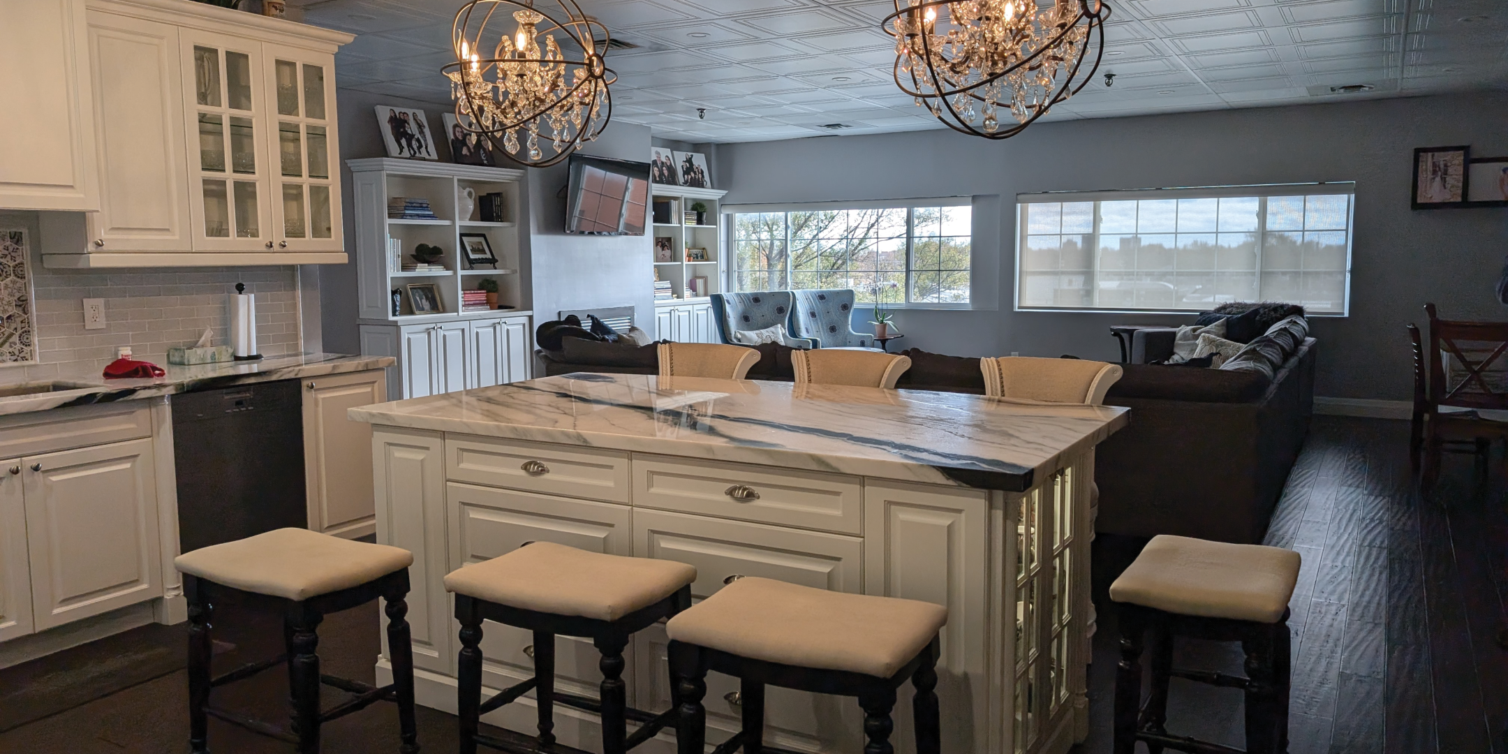 793 Pharmacy Avenue Kitchen & Lounge Area