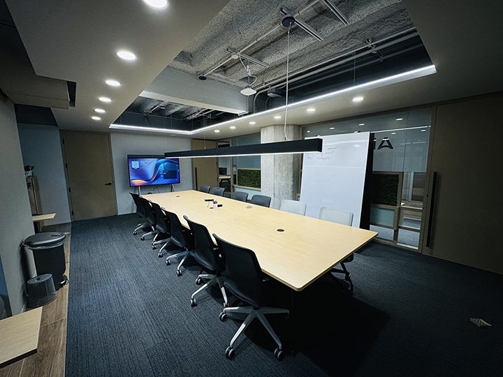 80 Richmond St W interior view of conference room with a table and chairs