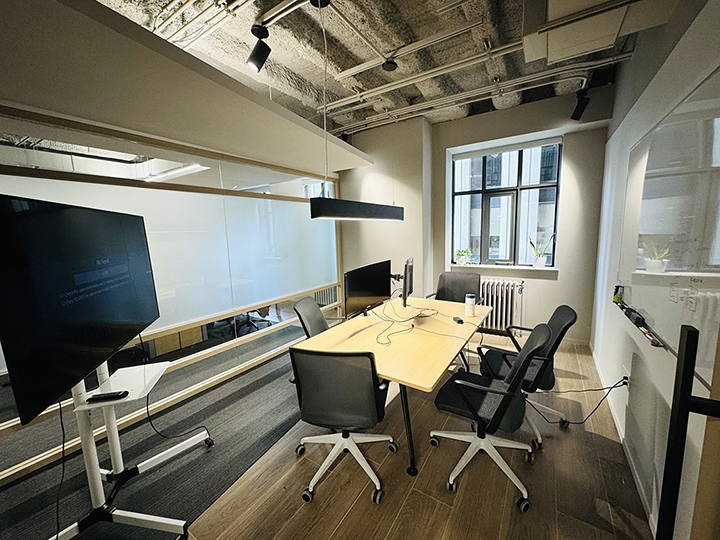 80 Richmond St W interior view of office room with windows and TV