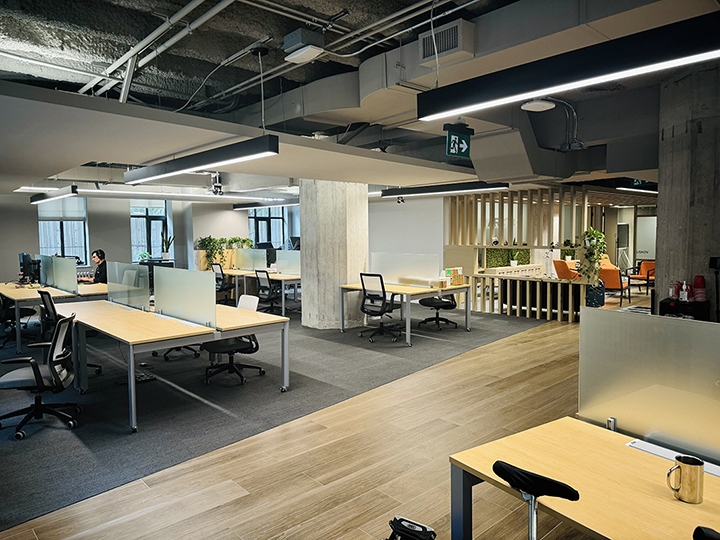 80 Richmond St W interior view of workstations