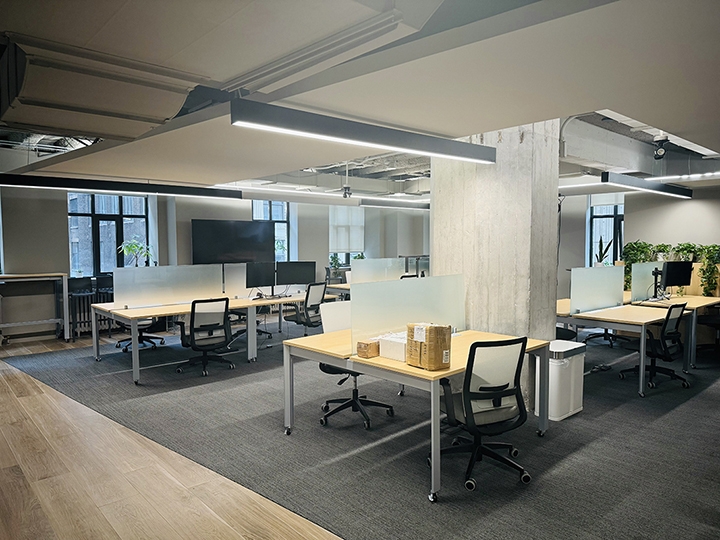 80 Richmond St W interior view of workstations with chairs and desks