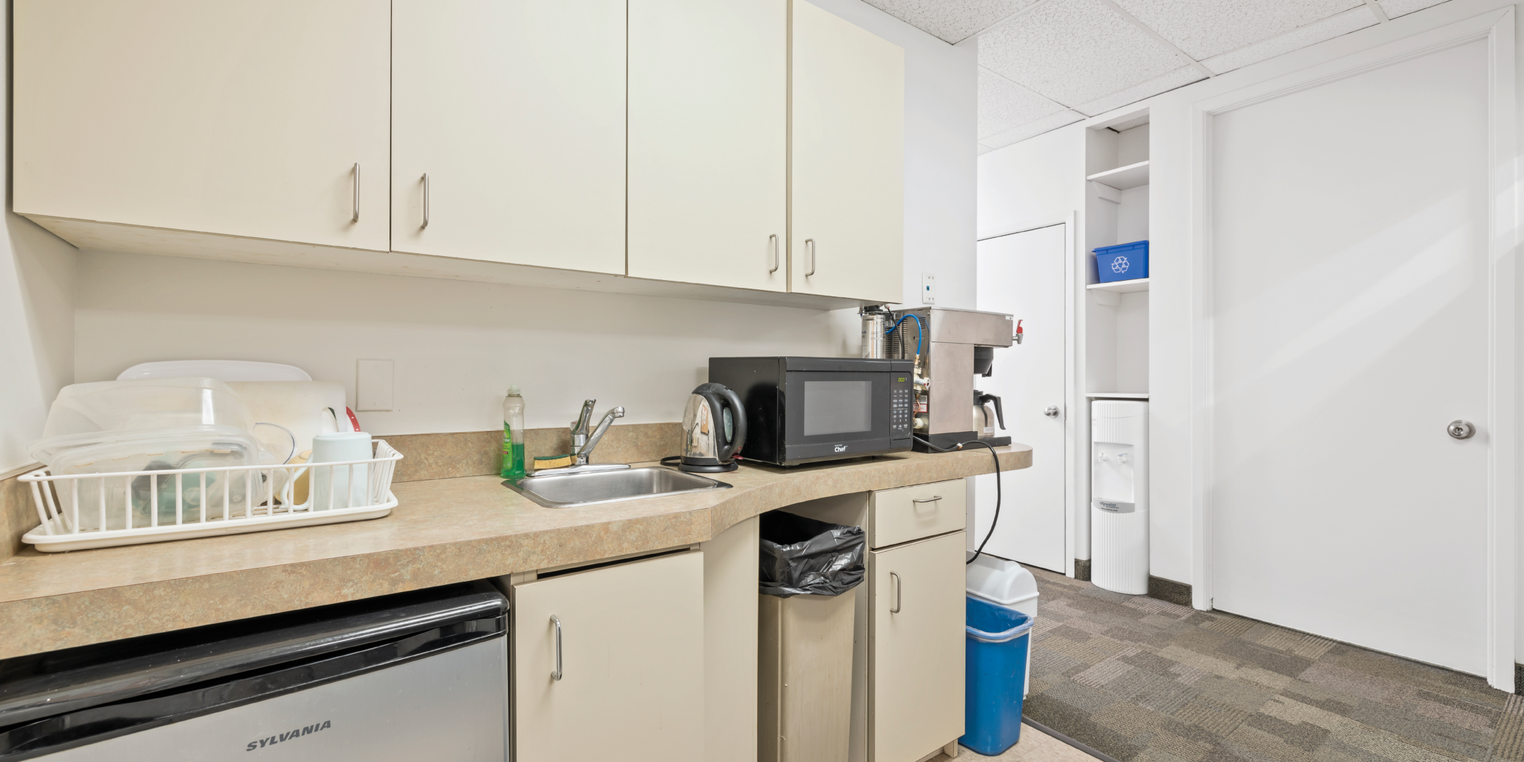 3284 Yonge kitchen with microwave