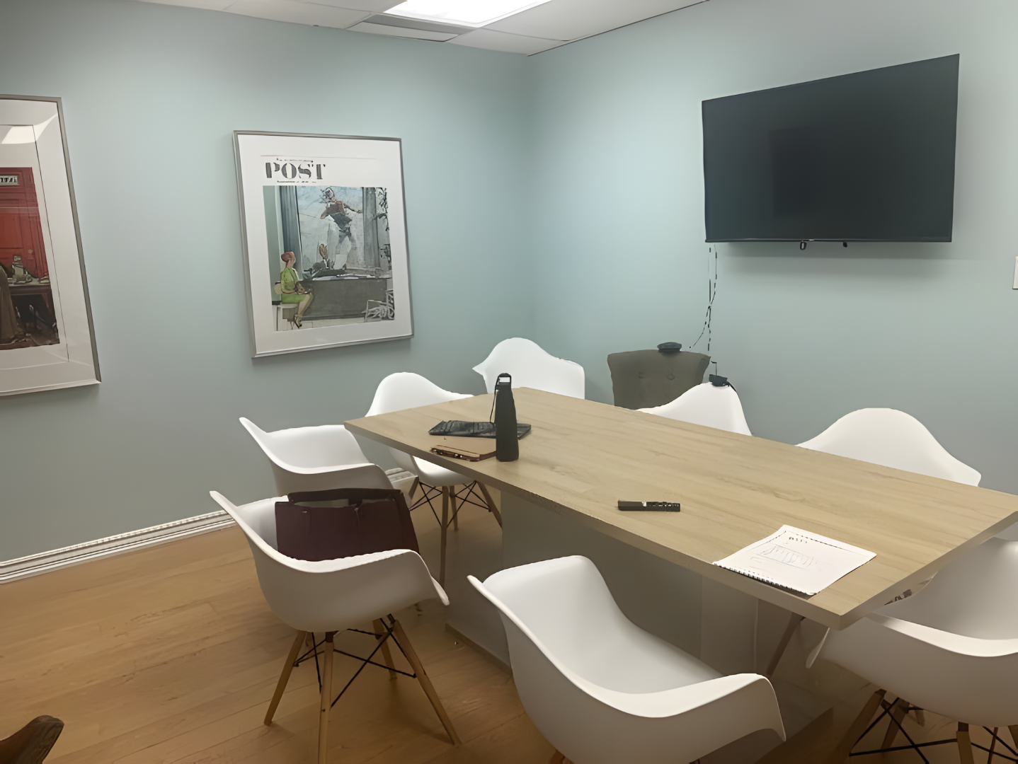 10132 Yonge Street Boardroom with desk and chairs