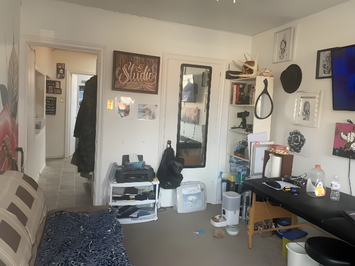 10140 Yonge Street open area with a mirror overlooking the desk