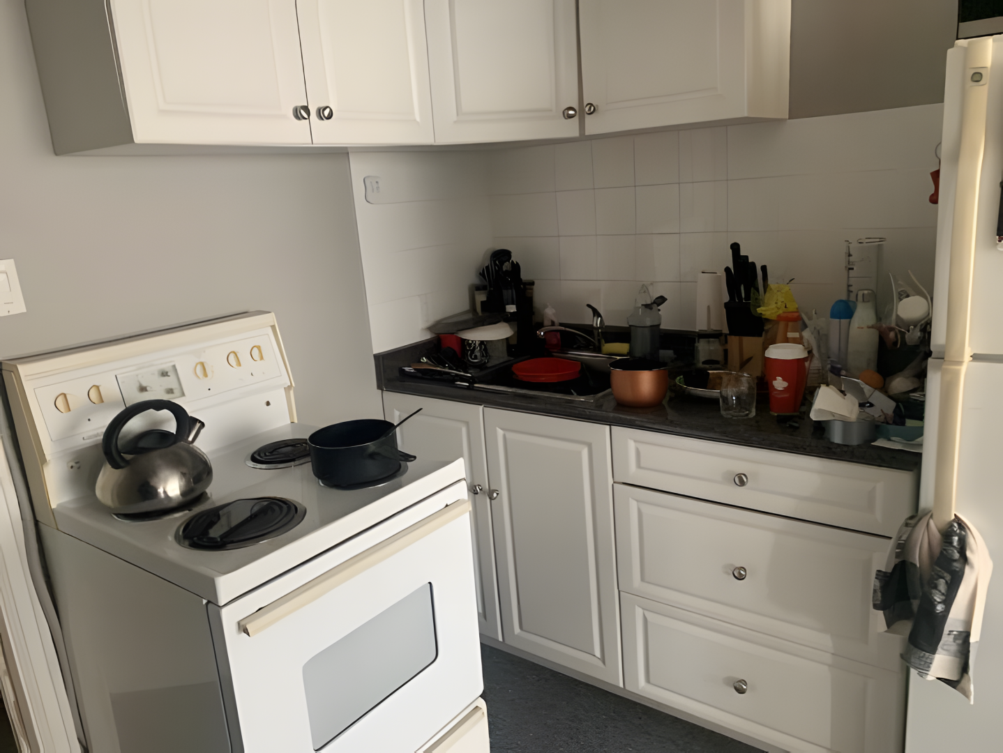 10140 Yonge Street kitchen with stove and cabinet