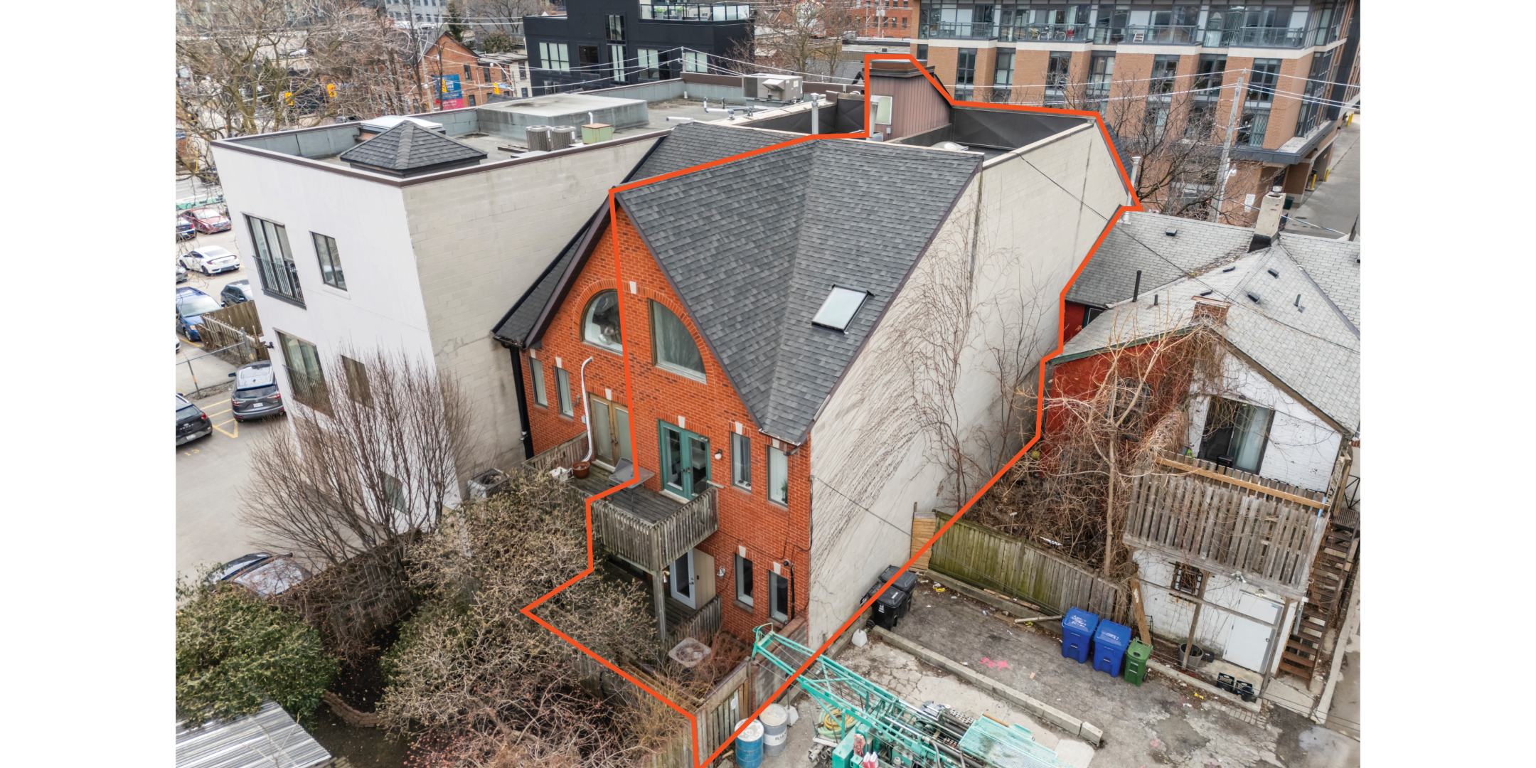 137 Berkeley Street side view of building with backyard