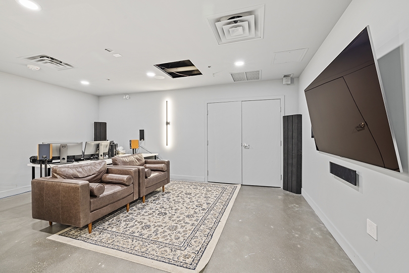 32 Lisgar relax room with TV and sofa