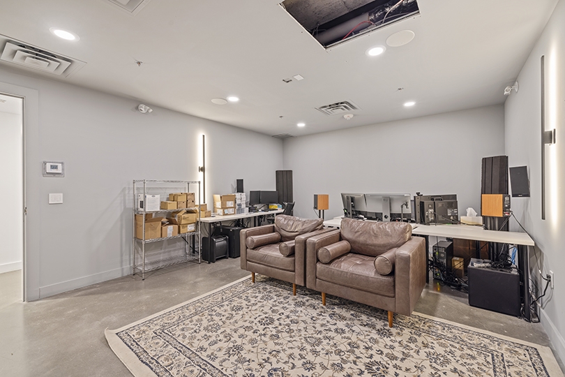 32 Lisgar relax room with TV and sofa