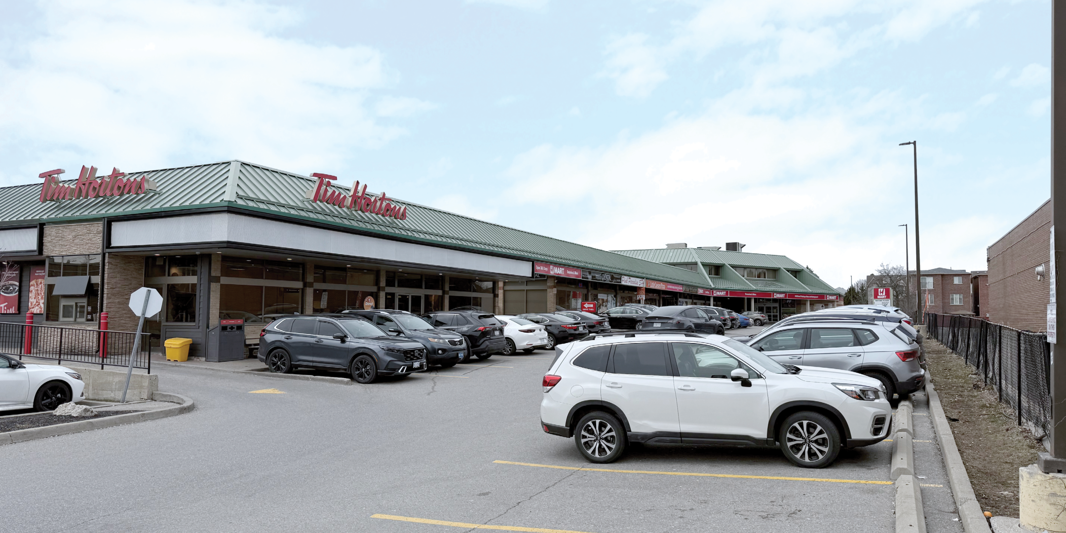 370 Steeles Avenue W Exterior Plaza Building