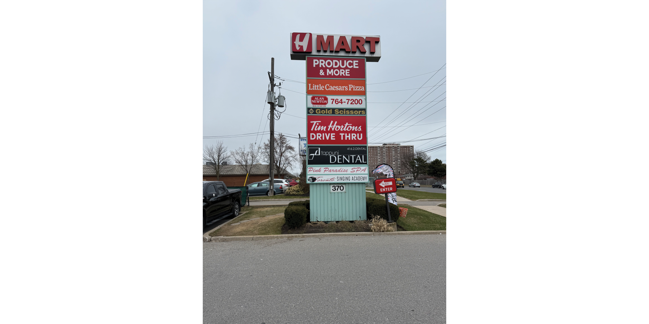 370 Steeles Avenue W Exterior Plaza Sign with Tenant names