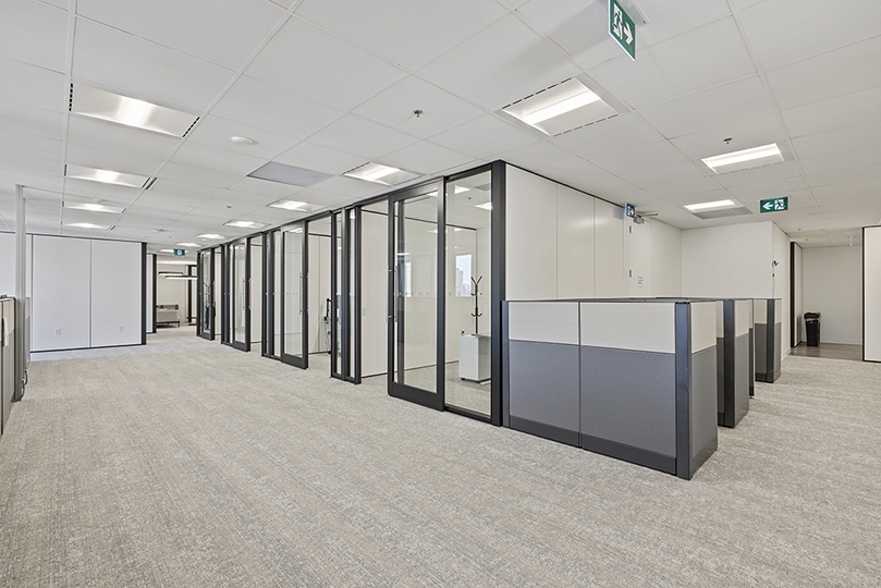 390 Bay Street workstations and offices