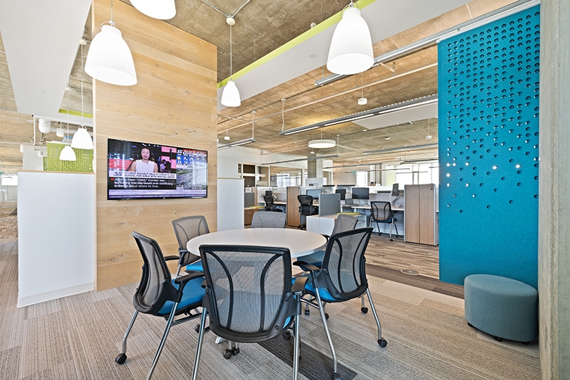 5015 Spectrum Way interior view of round table with TV wall