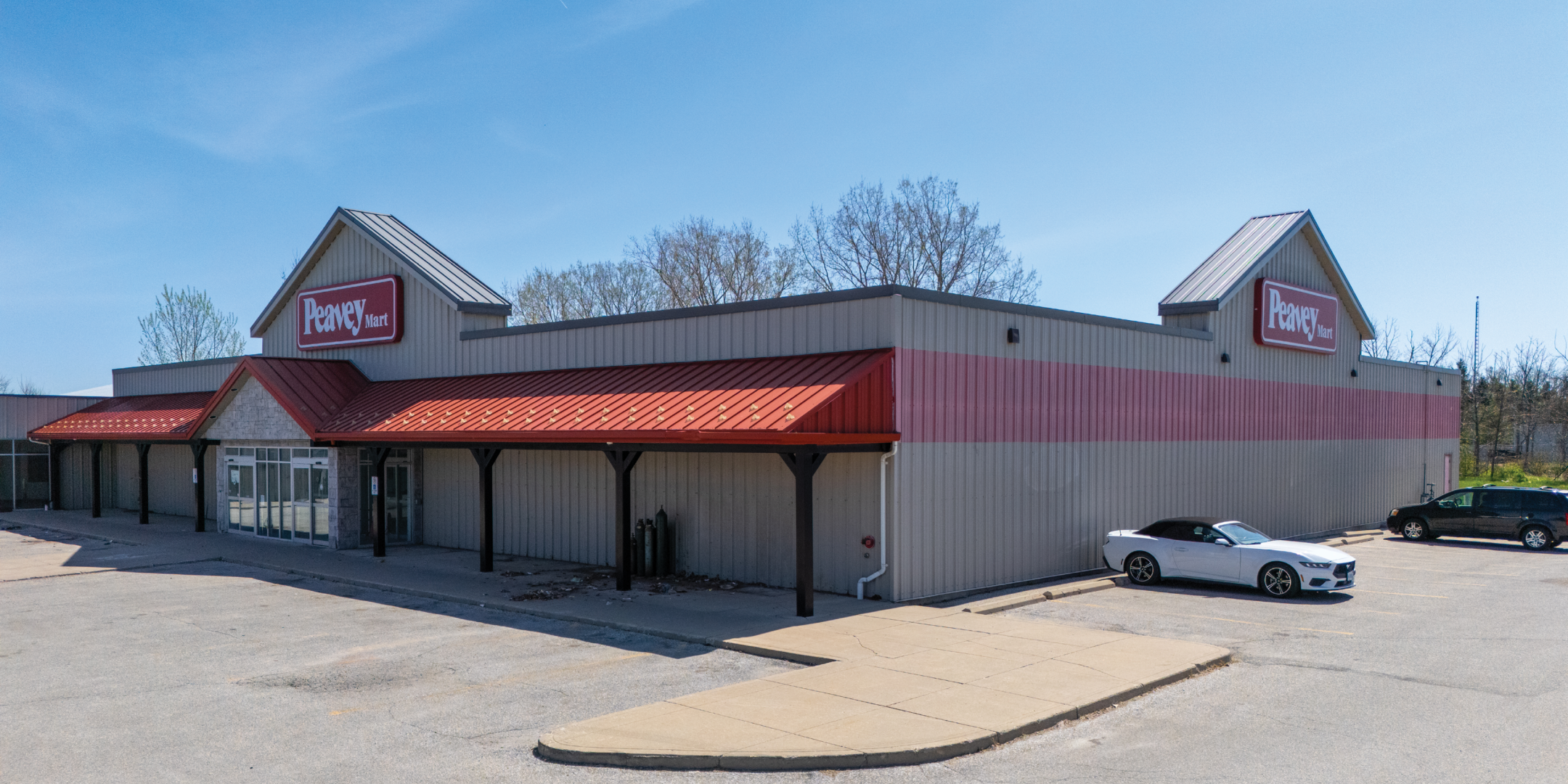 787 St. Clair Street, Chatham - Peavey Mart Retail/Industrial Building with Excess Land