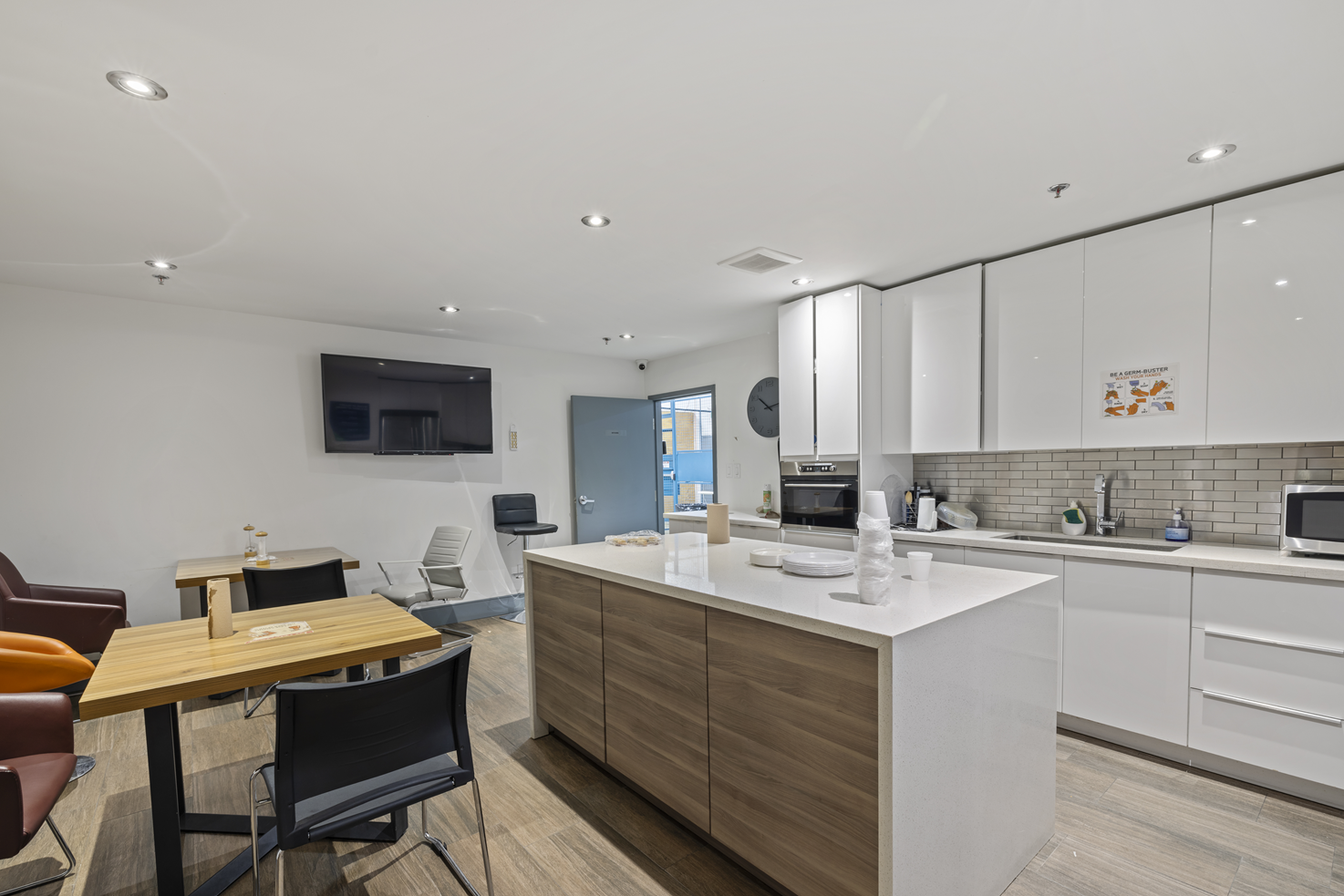 1090 Aerowood Dr Kitchen