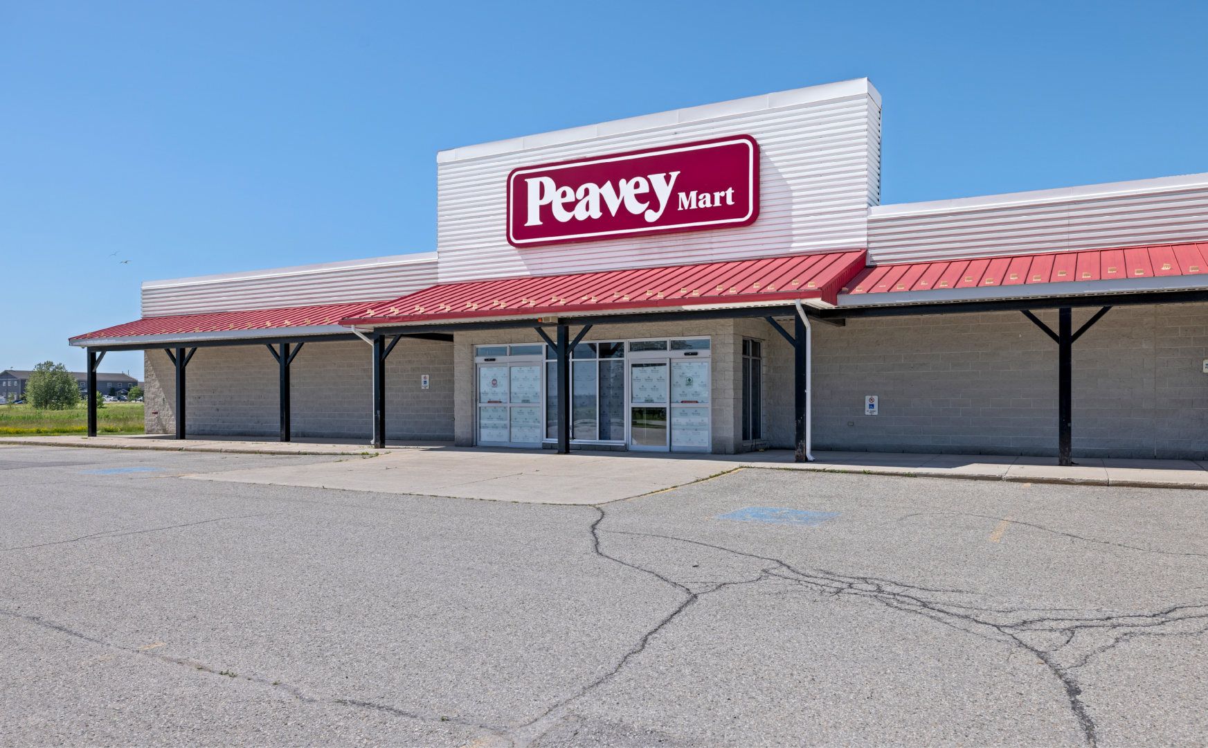 1600 Bruce Road Facade of Former Peavey Mart Retail Building, Vacant Building