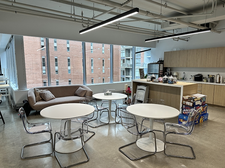 1835 Yonge Street interior view of the kitchen area with tables and chairs
