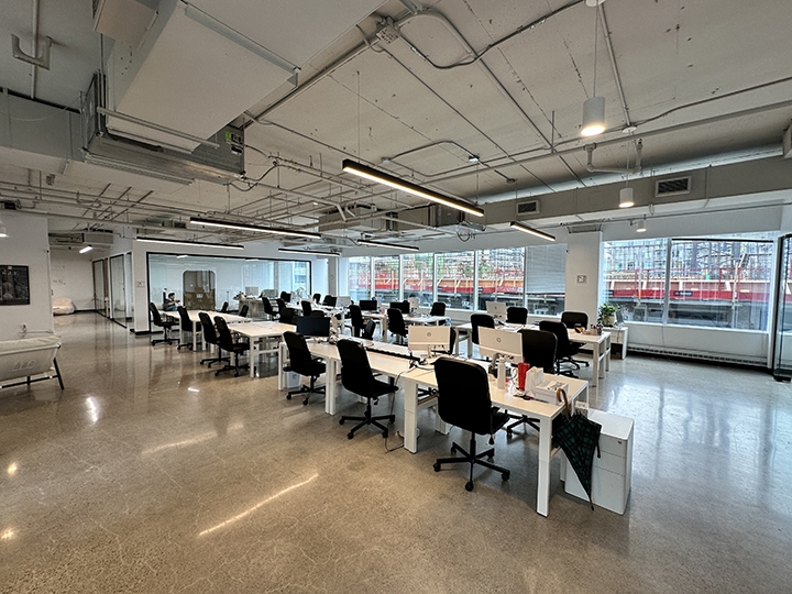 1835 Yonge Street interior view of workstation with rows of white desks and black chairs