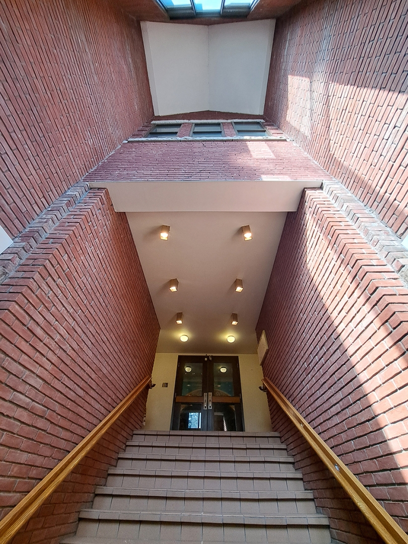 276 Bathurst building exterior showing stairs