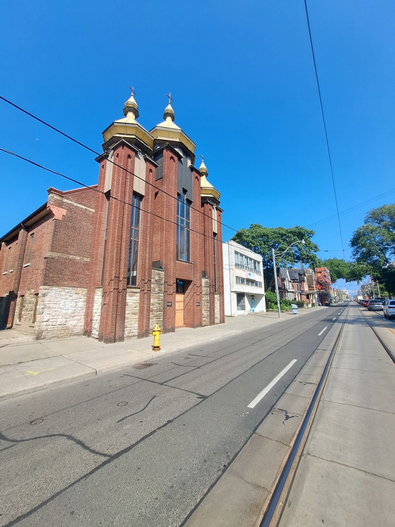 276 Bathurst building exterior showing front entrance