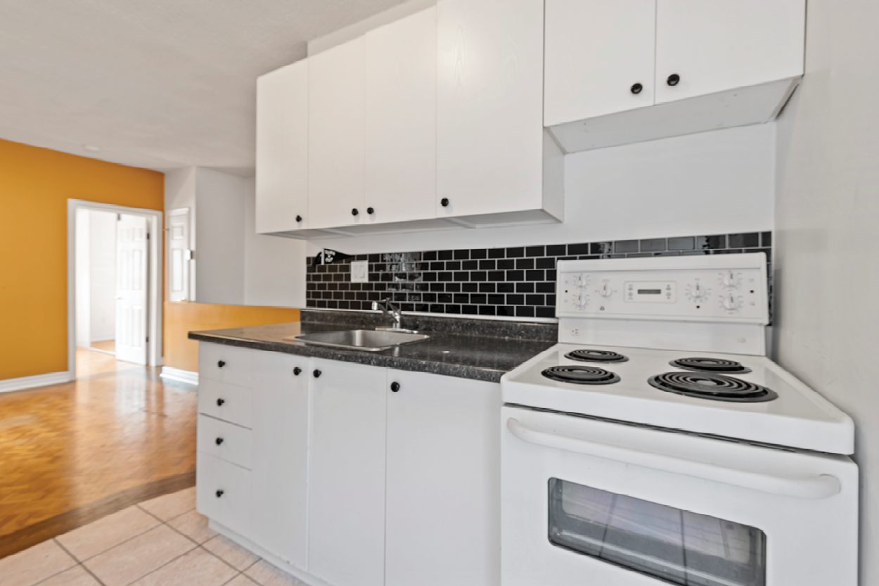338 Kingston Road kitchen with oven 