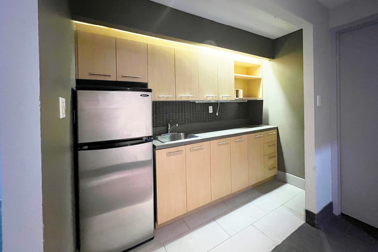 191 John Street wider view of kitchenette area with overhead lighting