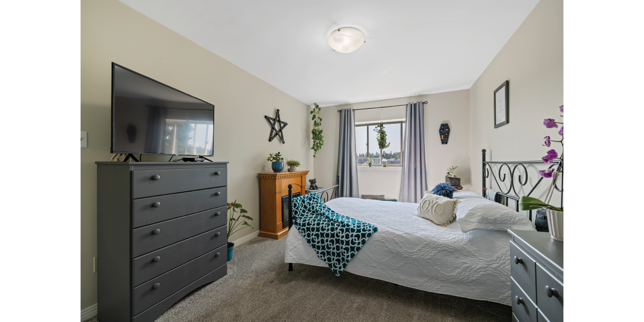22 Carleton Court apartment bedroom