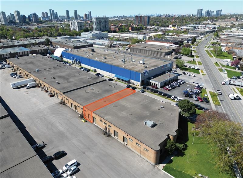 225 Nugget Avenue aerial top view of one storey brick building with orange outline of the available unit 3 and surrounding units and plaza  