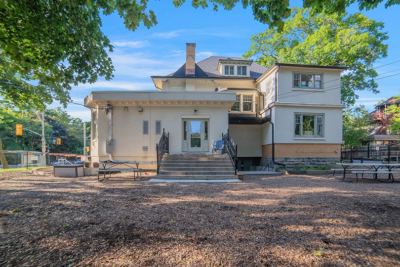 35 High Park Gardens outside yard