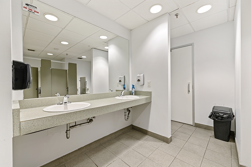 46 Spadina Avenue washroom with mirror