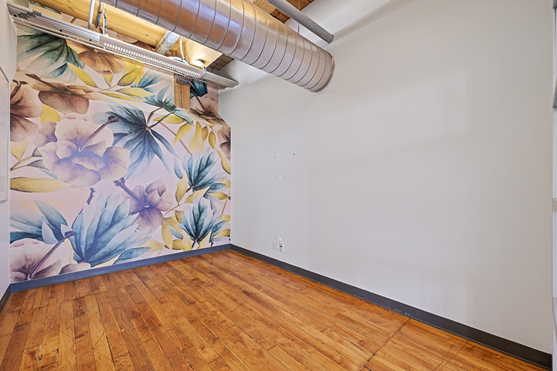 46 Spadina Avenue interior view with decorative wallpaper