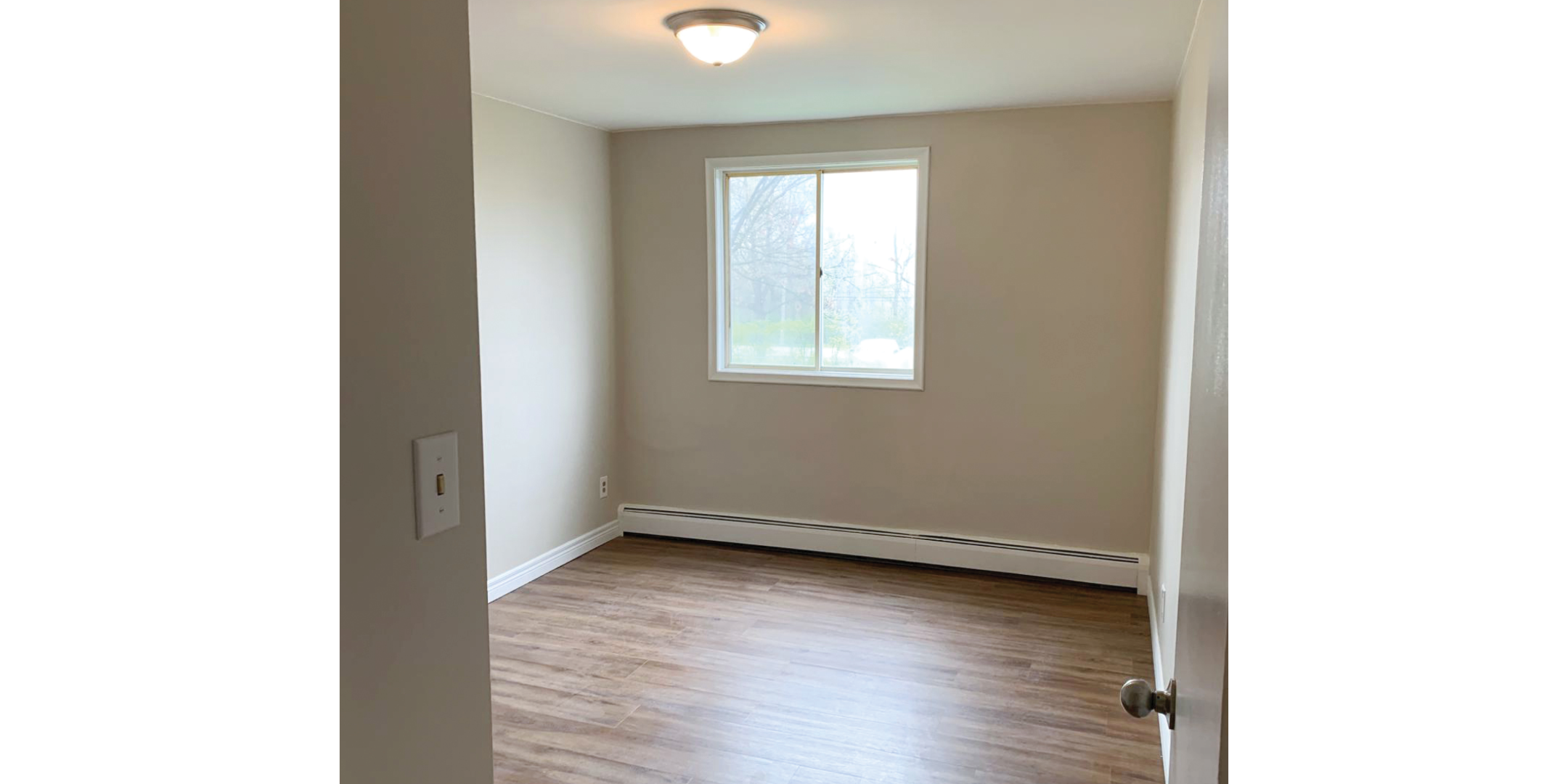 500 Queen interior bedroom with window