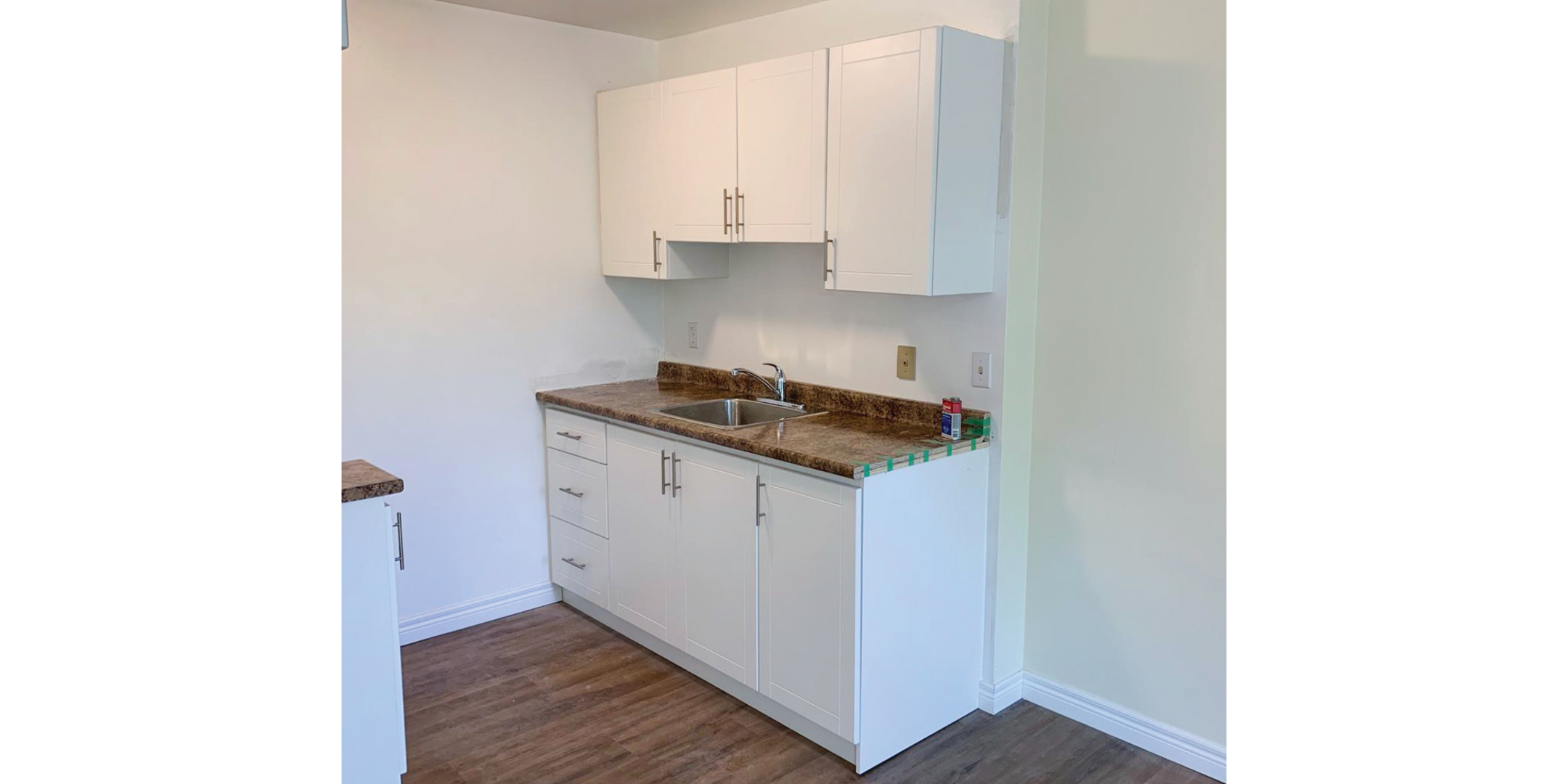 500 Queen interior kitchen with sink