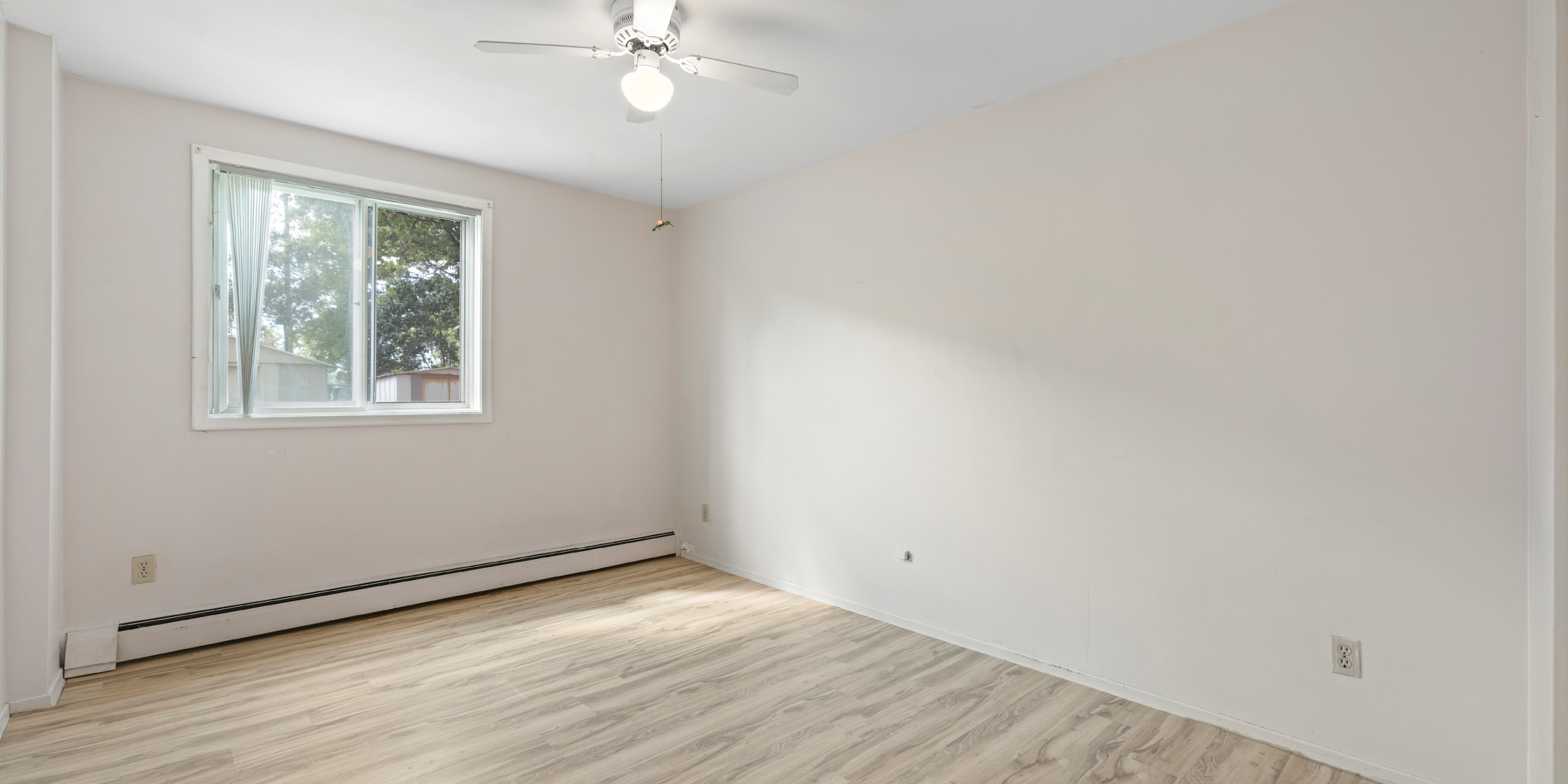 500 Queen interior living room with window