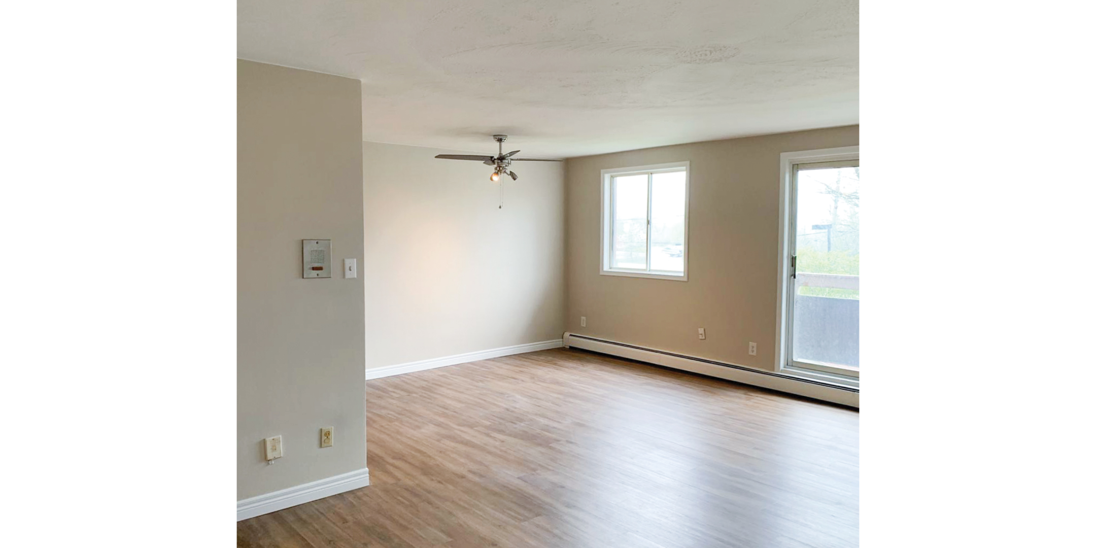 500 Queen interior living room with window